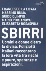 38020 - AAVV,  - Sbirri. Uomini e donne dietro la divisa. Poliziotti italiani raccontano la loro vita tra rischi e paure, speranze e aspirazioni