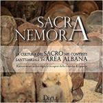 63760 - AAVV,  - Sacra Nemora. La cultura del sacro nei contesti santuariali in area albana. Rinvenimenti archeologici e recuperi della Guardia di Finanza. Catalogo